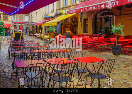 Lyon, France - le 08 mai 2019 : street cafe et scène, avec les habitants et les visiteurs, dans le Vieux Lyon, France Banque D'Images