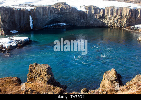 La formation des orgues basaltiques sur l'eau turquoise avec beau temps en Islande Banque D'Images