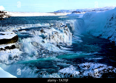 Cascade de Gullfoss avec de l'eau bleu en hiver au cercle d'or en Islande Banque D'Images