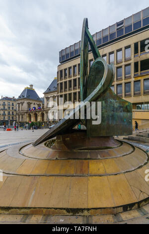 Lyon, France - 09 mai, 2019 : Vue de la place Louis Pradel, et une statue (dIpousteguy La Fontaine), avec les habitants et visiteurs, à Lyon, France Banque D'Images