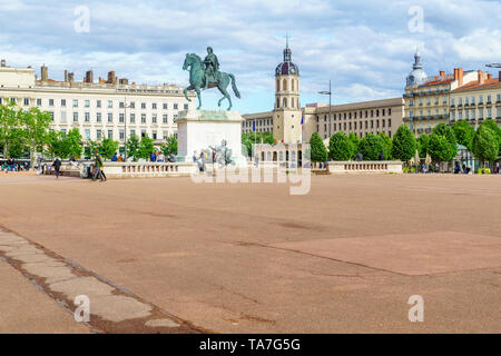 Lyon, France - 09 mai, 2019 : La statue équestre de Louis XIV, à la Place Bellecour, avec les habitants et visiteurs, à Lyon, France Banque D'Images