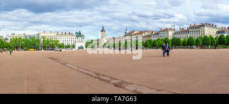 Lyon, France - 09 mai, 2019 : vue panoramique de Place Bellecour, avec la statue équestre de Louis XIV, les habitants et visiteurs, à Lyon, France Banque D'Images