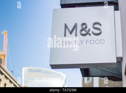 M&S Simply food store sign board Banque D'Images