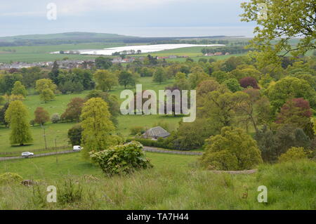 Vues splendides sur la falaise au-dessus de la Fife House et Jardins de Balcarres, Colinsburgh, Fife, Scotland, mai 2019. Banque D'Images