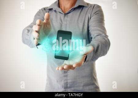 Homme avec phone flottant entre ses mains et holographique. icônes numériques Technologie futuriste et business communication concept de droit. Banque D'Images