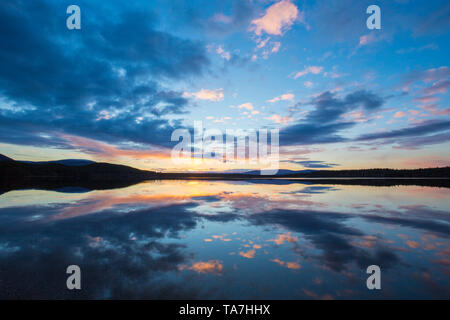 Le Loch Morlich dans la lumière du soir. Le Parc National de Cairngorms, en Écosse, Grande-Bretagne Banque D'Images