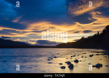 Le Loch Morlich dans la lumière du soir. Le Parc National de Cairngorms, en Écosse, Grande-Bretagne Banque D'Images