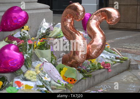 22 mai, 2019. Deuxième anniversaire de la Manchester Arena attaque terroriste à la bombe qui a laissé 22 morts : fleurs et hommages au monument à St Ann's Square, Manchester, UK Banque D'Images