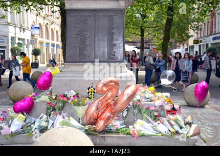 22 mai, 2019. Deuxième anniversaire de la Manchester Arena attaque terroriste à la bombe qui a laissé 22 morts : fleurs et hommages au monument à St Ann's Square, Manchester, UK Banque D'Images