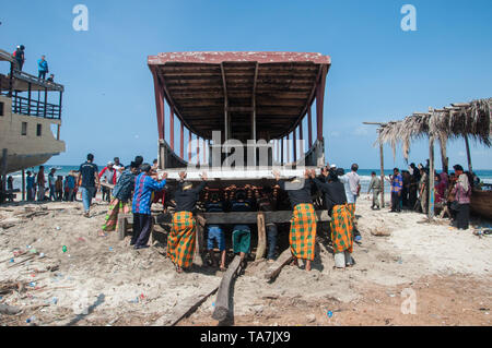 Bulukumba, Indonésie - 13 septembre 2018 : Les gens sont d'un pinisi en poussant et en tirant vers le large en bateau pendant le Festival International 2018 à Bulukumba Pinisi Banque D'Images