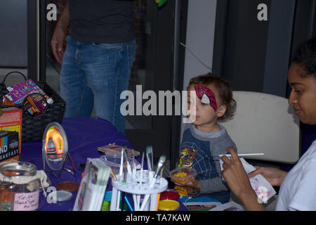 Jeune garçon avec la peinture du visage de Spiderman Banque D'Images