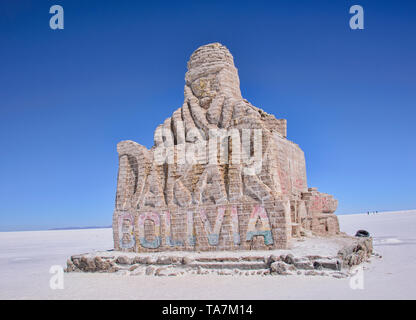 Sculpture de sel honorant le Rallye Dakar, Salar de Uyuni, Bolivie Banque D'Images
