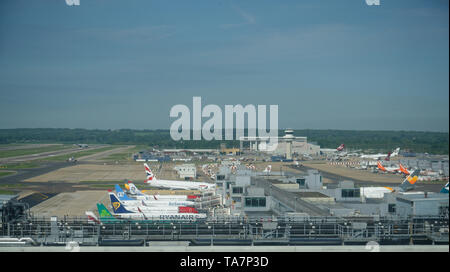 Terminal de l'aéroport de Gatwick, des bâtiments et des avions sur les stands. Banque D'Images