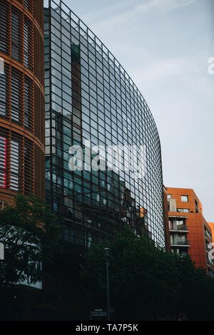 BERLIN,ALLEMAGNE-25 AVRIL,2019 : beaux gratte-ciel du quartier de Berlin Mitte belle à la tombée de l'éclairage dans la soirée.Modern European ... Banque D'Images