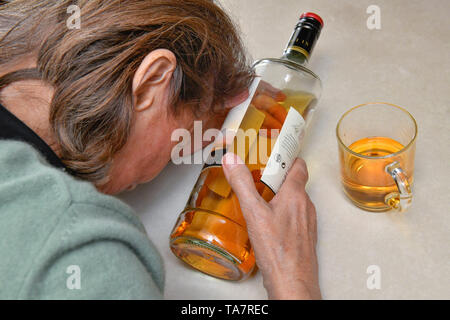 Mettre la photo symbolique, l'alcool, senior, Gestelltes Symbolfoto, Alkohol, Seniorin Banque D'Images