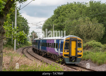 Class 158 train diesel. Vu à Golborne Junction sur la West Coast Main Line. Banque D'Images