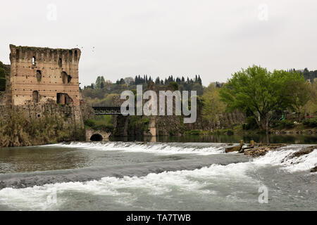 Tour Médiévale avec le pont sur la rivière Mincio Banque D'Images