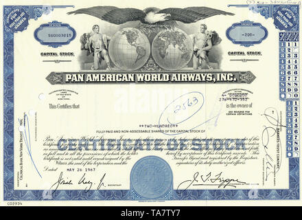 Certificat d'actions historiques, représentation allégorique d'un pygargue à tête blanche avec deux parties du globe et dieux de l'Olympe Grec, Hermes, American Airlines, Pan Am, Pan American World Airways, Inc., 1967, New York, USA, Historische Aktie, Allegorische Darstellung, Weißkopfseeadler (Haliaeetus leucocephalus) mit 2 Weltkugeln griechischen und Göttern Olympischen (Hermes), US-amerikanische Fluggesellschaft, Pan Am, Pan American World Airways, Inc., 1967, New York, USA Banque D'Images