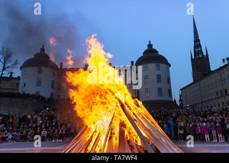 Feu de brûler et recueilli les foules à l'avant du Palais Wrangel célébrer Saint Walpurgis Mayday (EVE). L'îlot Riddarholmen, Gamla Stan, Stockholm, Suède Banque D'Images