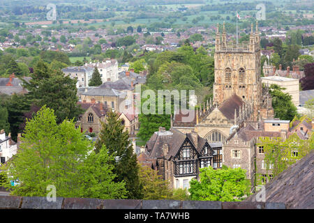 Le Malvern Royaume-uni ; y compris les toits de Malvern Malvern Priory tower et l'Abbey Hotel, ville thermale de Malvern Worcestershire UK Banque D'Images