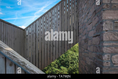 La plate-forme d'observation sur une tour contre ciel bleu à la frontière de trois à Vaals, les Pays-Bas à l'été Banque D'Images
