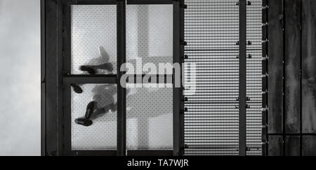La plate-forme d'observation sur une tour contre ciel bleu à la frontière de trois à Vaals, les Pays-Bas à l'été Banque D'Images
