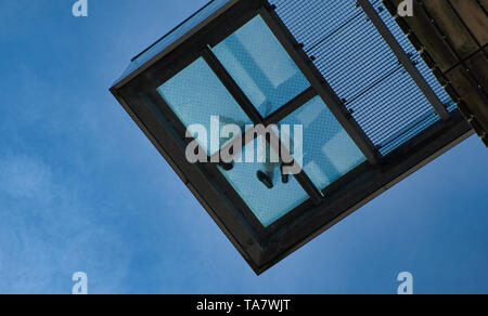 La plate-forme d'observation sur une tour contre ciel bleu à la frontière de trois à Vaals, les Pays-Bas à l'été Banque D'Images