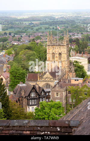 Le Malvern Royaume-uni ; y compris les toits de Malvern Malvern Priory tower et l'Abbey Hotel, ville thermale de Malvern Worcestershire UK Banque D'Images