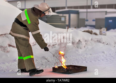 Pompier fait un feu en plein air. La pression de la formation de la cheminée en hiver. Copy space Banque D'Images