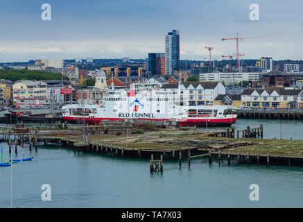 SOUTHAMPTON, ANGLETERRE - 18 septembre 2016 : Red Funnel, est une compagnie de ferry qui transporte des passagers, véhicules et fret sur les liaisons entre l'anglais Banque D'Images