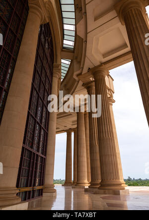 Les Colonnades dans la basilique "notre dame de la paix christian cathédrale construite par Félix Houphouet-Boigny, Région des Lacs, Yamoussoukro, Côte d'Ivoire Banque D'Images