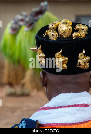 Danse des masques Goli en face d'un chef de tribu en tribu Baule, Région des Lacs, Bomizanbo, Côte d'Ivoire Banque D'Images