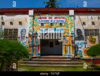 Maison des artistes autrefois l'office national des Chargeurs Réunis, Sud-Comoé, Grand-Bassam, Côte d'Ivoire Banque D'Images