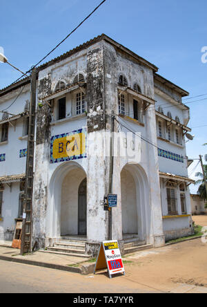 Ancien bâtiment colonial français anciennement la Banque Centrale Africaine dans l'UNESCO world heritage area, Sud-Comoé, Grand-Bassam, Côte d'Ivoire Banque D'Images