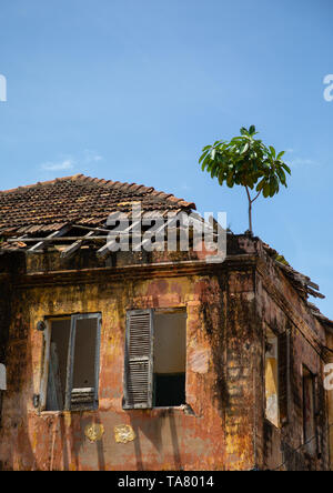 Ancien bâtiment colonial français dans le domaine du patrimoine mondial de l'UNESCO, Sud-Comoé, Grand-Bassam, Côte d'Ivoire Banque D'Images