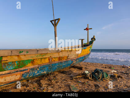 Des pirogues sur la plage de n'zima, village de pêcheurs Sud-Comoé, Grand-Bassam, Côte d'Ivoire Banque D'Images