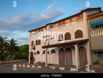 Vieille maison coloniale française utilisée comme ambassades suédois et danois en maintenant l'UNESCO world heritage area, Sud-Comoé, Grand-Bassam, Côte d'Ivoire Banque D'Images