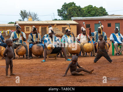 Des musiciens africains koras au cours de danse de la Boloye homme panthère, district des Savanes, Waraniene, Côte d'Ivoire Banque D'Images
