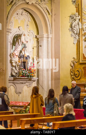 LUGO (RA), ITALIE - 22 mai 2019 : fidèles dans le prêtre bénédiction fête de Sainte Rita de Cascia, patronne des causes perdues et impossible, de w Banque D'Images