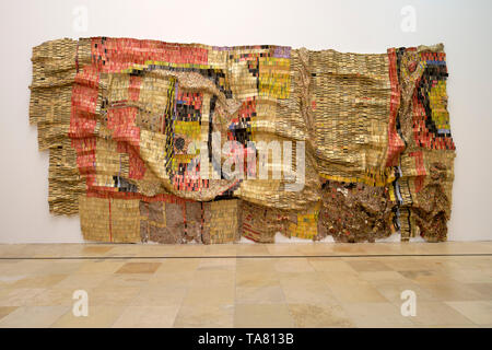 L'œuvre d'El Anatsui un artiste qui crée un tissu métallique colorée comme wall-sculptures en bouteille recyclé de déchets - Haus der Kunst Banque D'Images