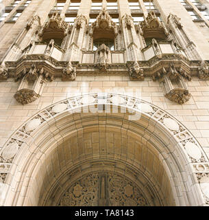 Chicago, IL, USA, Octobre 2016 : Détail de l'arche décorée à l'entrée de la Tribune Tower à Chicago Banque D'Images