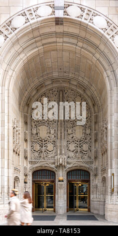 Chicago, Illinois, USA, Octobre 2016 : entrée avec une grande arche décorée et des portes tournantes de la Tribune Tower à Chicago Banque D'Images