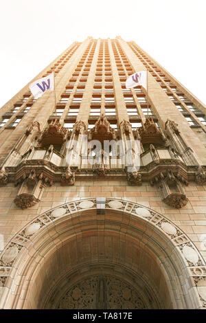 Chicago, IL, USA, 28 octobre 2016 : Vue de dessous de la Tribune Tower à Chicago. Il s'agit d'une structure néo-gothique et l'accueil de la Chicago Tribune Banque D'Images