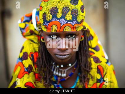 Portrait d'une tribu Peul jeune femme avec des vêtements colorés, district des Savanes, Boundiali, Côte d'Ivoire Banque D'Images