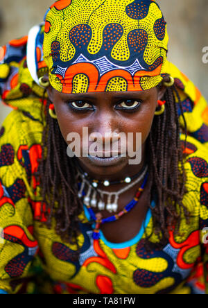 Portrait d'une tribu Peul jeune femme avec des vêtements colorés, district des Savanes, Boundiali, Côte d'Ivoire Banque D'Images