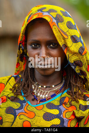 Portrait d'une tribu Peul jeune femme avec des vêtements colorés, district des Savanes, Boundiali, Côte d'Ivoire Banque D'Images