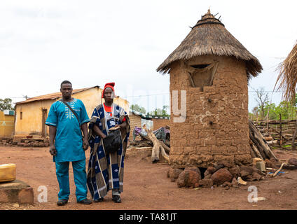 Les jeunes hommes qui fréquentent la société Poro age-grade initiation en tribu Sénoufo lors d'une cérémonie, district des Savanes, Ndara, Côte d'Ivoire Banque D'Images