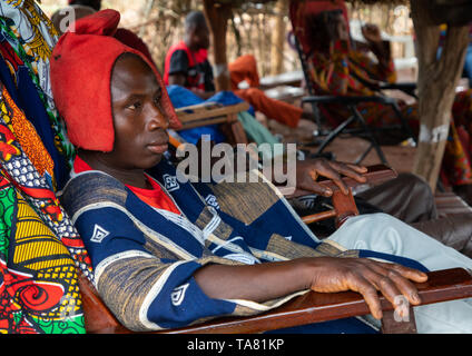 Les jeunes hommes qui fréquentent la société Poro age-grade initiation en tribu Sénoufo lors d'une cérémonie, district des Savanes, Ndara, Côte d'Ivoire Banque D'Images