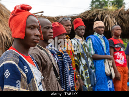 Les jeunes hommes qui fréquentent la société Poro age-grade initiation en tribu Sénoufo lors d'une cérémonie, district des Savanes, Ndara, Côte d'Ivoire Banque D'Images