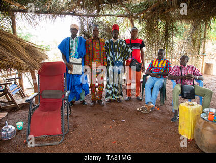 Les jeunes hommes qui fréquentent la société Poro age-grade initiation en tribu Sénoufo lors d'une cérémonie, district des Savanes, Ndara, Côte d'Ivoire Banque D'Images